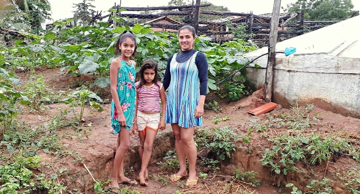 A família de Roselane dos Santos Souza Gonçalves,  moradores da comunidade Córrego da Velha, município de Araçuaí (MG), falam sobre as mudanças no acesso à água e na produção de alimentos agroecológicos realizado pelos Programas da ASA.